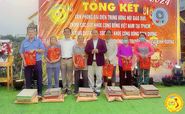 Ảnh: VACHE tại TP. HCM-Chi Hội GDCSSKCĐ Bình Dương trao quà từ thiện cho người nghèo tại Tịnh Thất Tu Tại Gia An Lạc