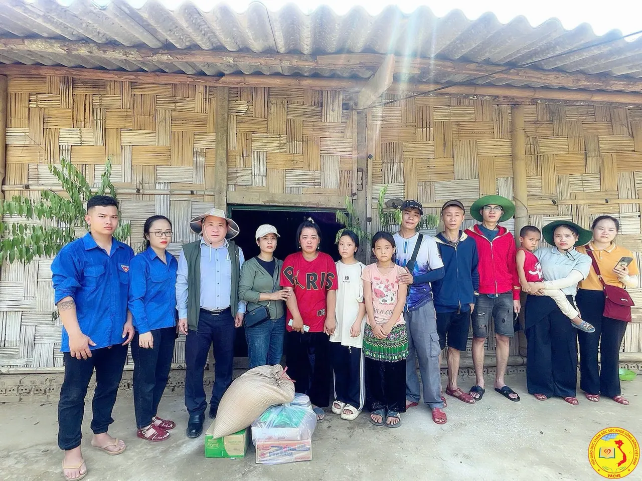 Ảnh: Đoàn Thiện Nguyện đầu tiên vượt hơn 15 Km bằng đường bộ đến với bà con thôn Ngải Trồ, Lào Cai