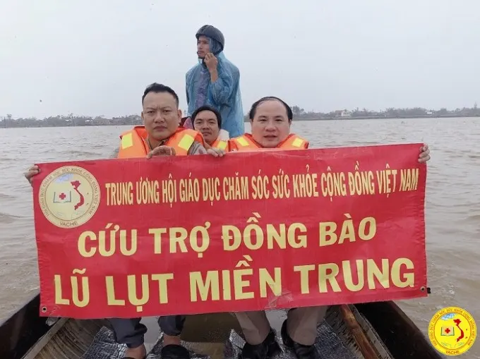 Ảnh: Trung ương Hội giáo dục chăm sóc sức khỏe cộng đồng Việt Nam cấp tốc ứng cứu người dân vùng lũ - Sức khỏe cộng đồng