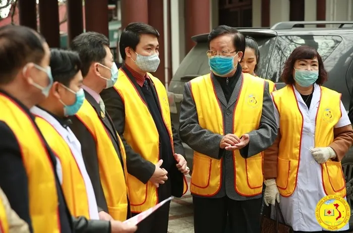 Ảnh: Trung tâm Giáo dục CSSKCĐ Hà Nội phát khẩu trang, vật phẩm y tế miễn phí cho người dân Hà Nội