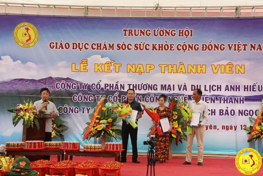Ảnh: Hội Giáo dục chăm sóc sức khỏe cộng đồng Việt Nam tổ chức Hội nghị Thường vụ lần thứ 4 nhiệm kì II (2016-2021) và lễ kết nạp thành viên mới