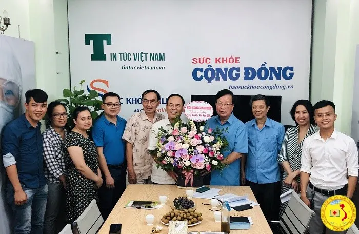Ảnh: Chủ tịch Hội GDCSSKCĐ Việt Nam thăm và chúc mừng Tạp chí Sức Khỏe Cộng Đồng nhân Ngày báo chí Cách mạng Việt Nam