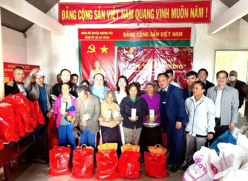 Ảnh: Chương trình "Tết Yêu Thương 2025" mang Xuân đến buôn Cư Drang