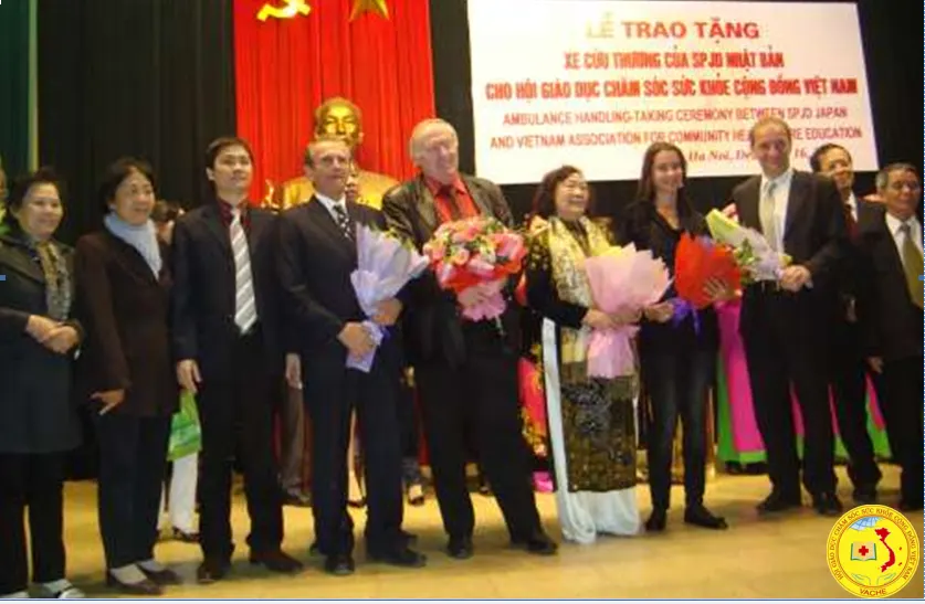Ảnh: Hội VACHE trao tặng xe cứu thương của Hội xúc tiến ngoại giao Nhật Bản