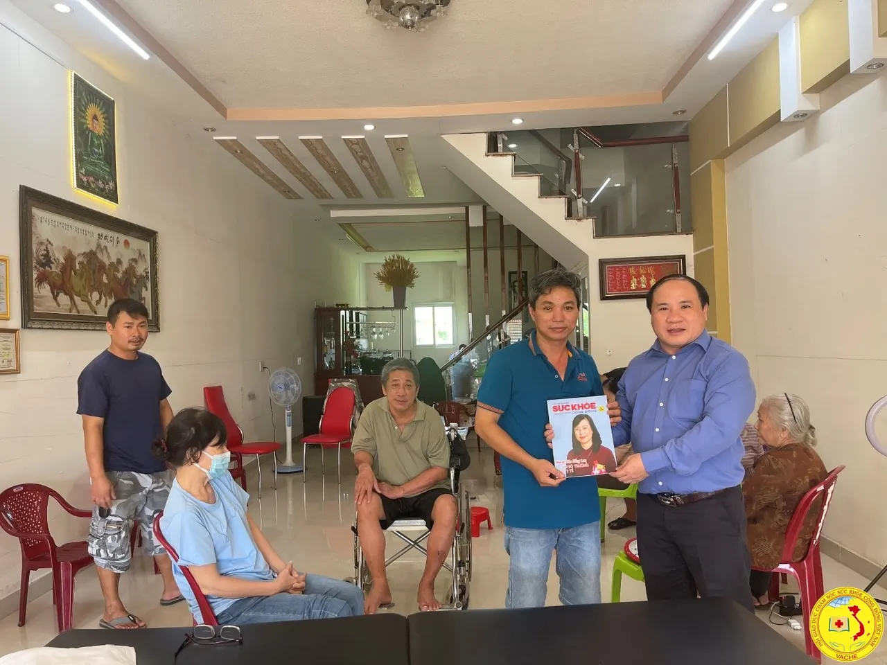 Ảnh: Ghé thăm lương y Phan Nhật Anh tại Trạm liên lạc Chi Hội GDCSSKCĐ miền Nam