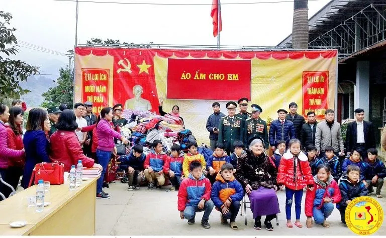Ảnh: Chi Hội Giáo dục chăm sóc sức khỏe cộng đồng xóm Hồ tặng quà trẻ em vùng cao Yên bái