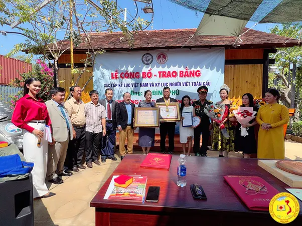 Ảnh: Văn phòng đại diện Hội GDCSSKCĐ Việt Nam tại TP. HCM tổ chức lễ đón nhận bằng xác lập kỷ lục Việt Nam và kỷ lục người Việt toàn cầu của tổ chức kỷ lục Việt Nam trao cho ông Lê Đình Phú, thành viên tiêu biểu cơ quan
