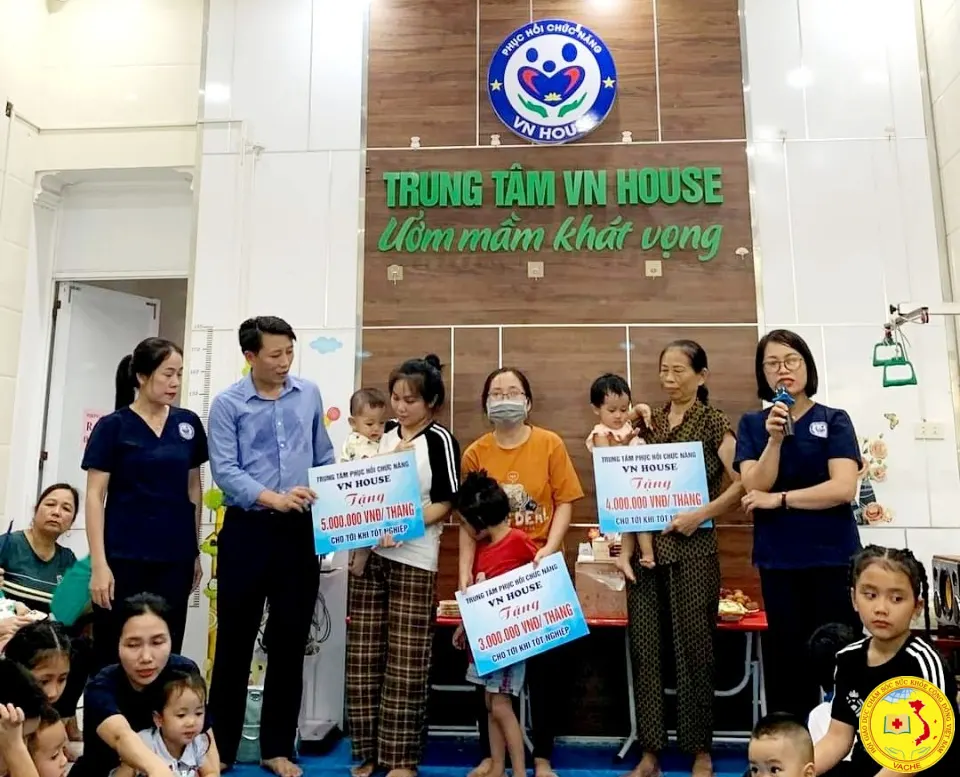 Ảnh: Trung tâm phụ hồi chức năng VN House tặng quà cho các bé khiếm khuyết.