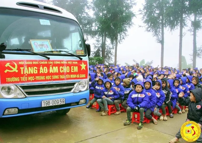 Ảnh: Chương trình " tặng áo ấm cho em " của chi hội xóm Hồ (Hồng Lạc, Sơn Dương, Tuyên Quang)