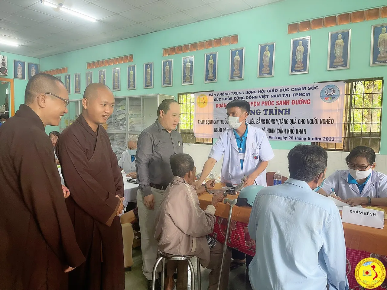 Ảnh: Khám bệnh, cấp thuốc miễn phí, tặng quà cho người nghèo tại Trà Vinh và Đồng Tháp