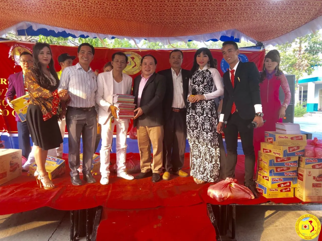 Ảnh: Họp mặt đầu năm và trao quà từ thiện giúp đỡ người nghèo khu vực Đông nam bộ