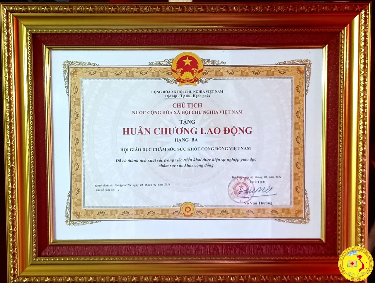 Ảnh: Toàn cảnh buổi lễ đón nhận Huân chương lao động hạng 3 của Hội GDCSSKCĐVN - một dấu mốc quan trọng.