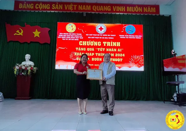 Ảnh: Tặng Quà Tết Dịp Tết Cổ Truyền Dân Tộc Xuân Giáp Thìn 2024