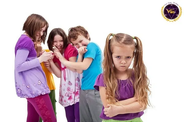 Ảnh: Trẻ tự kỷ thường có hành vi nào? Những dấu hiệu cha mẹ cần quan tâm
