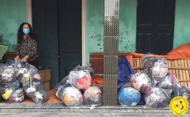 Ảnh: Tạp Chí Sức Khỏe Cộng Đồng cùng những tấm lòng nhân ái hướng về đồng bào miền Trung
