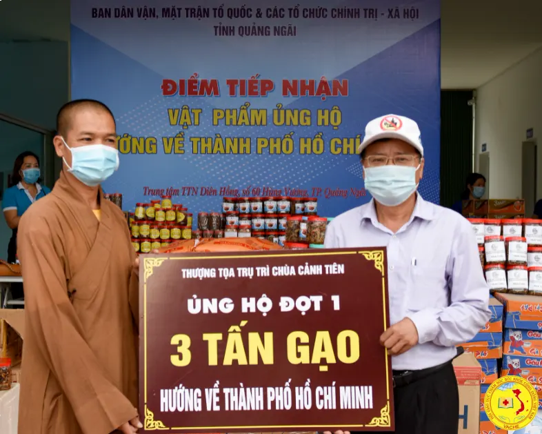 Ảnh: Người dân Quảng Ngãi tặng thịt, cá và nông sản cho người TP.HCM