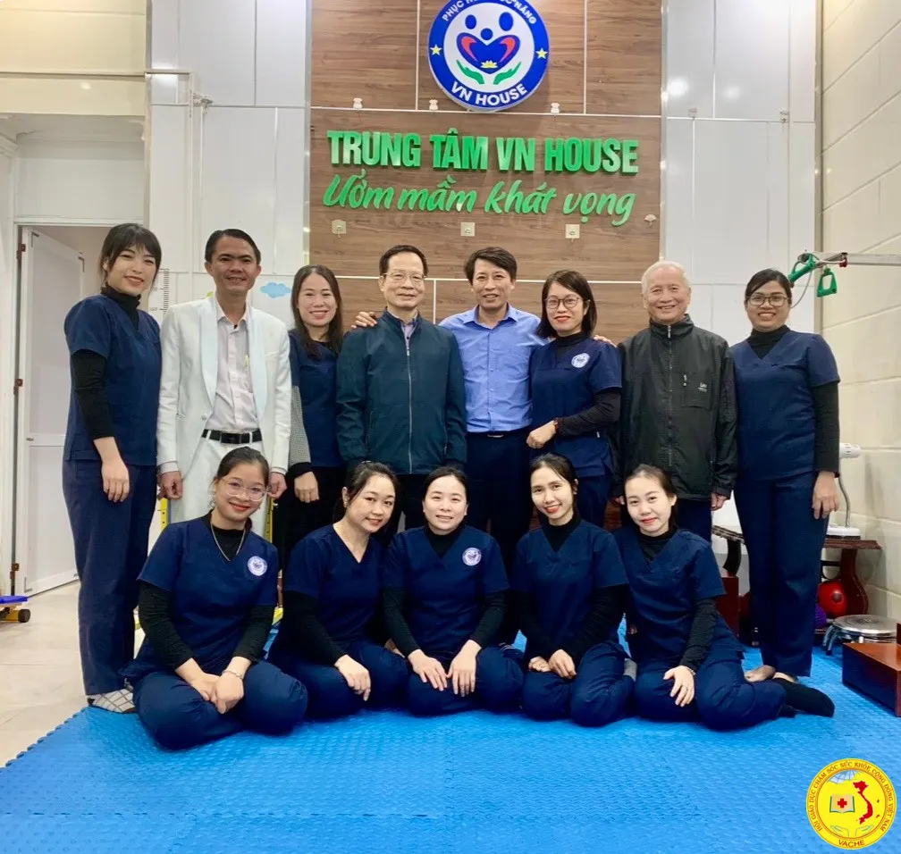 Ảnh: Trung tâm Ngôi Nhà Việt tiếp đón đoàn công tác Hội GDCSSKCĐ Việt Nam và nhận quyết định thành lập trung tâm.