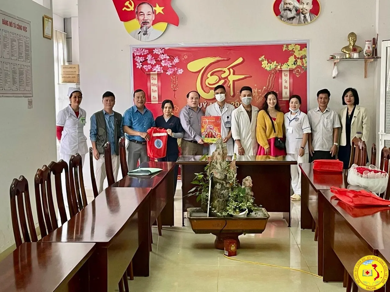 Ảnh: VPĐD TW hội GDCSSKCĐ Việt Nam tại TPHCM thăm và chúc các thầy thuốc tiêu biểu.