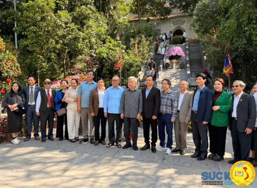 Ảnh: Lãnh đạo Hội Giáo dục chăm sóc sức khoẻ cộng đồng Việt Nam dâng hương tại Núi Tản Viên đầu xuân Bính Ngọ