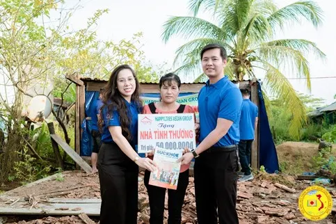 Ảnh: Văn phòng Đại diện Tây Nguyên trao quà tặng cho người dân nghèo tại EA SÚP (Đắc Lăk)