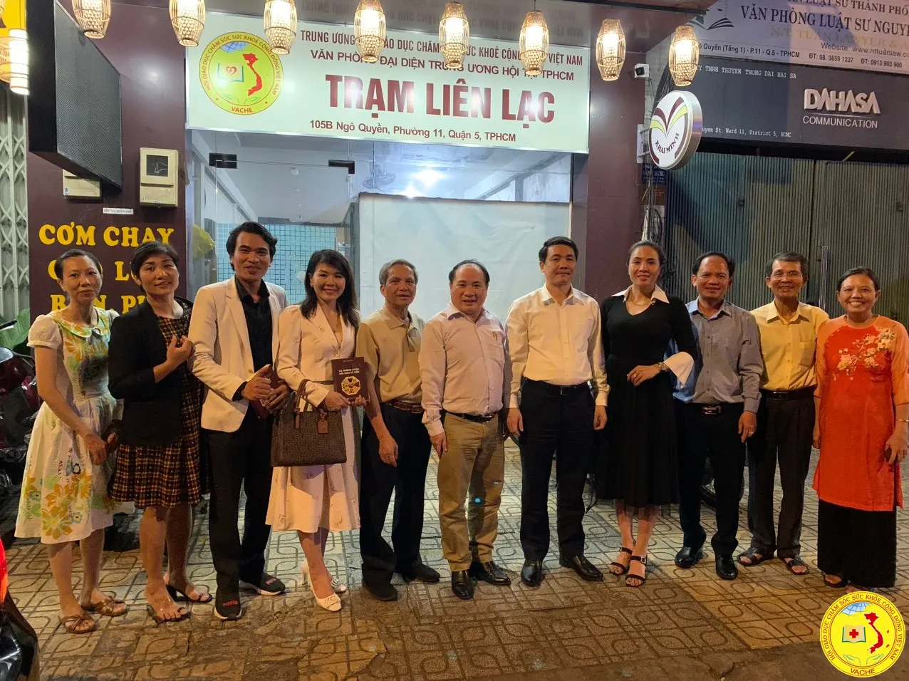 Ảnh: Lãnh đạo tw hội thăm trạm liên lạc vpđd hội tại Tp HCM và chi hội Thực Dưỡng Việt