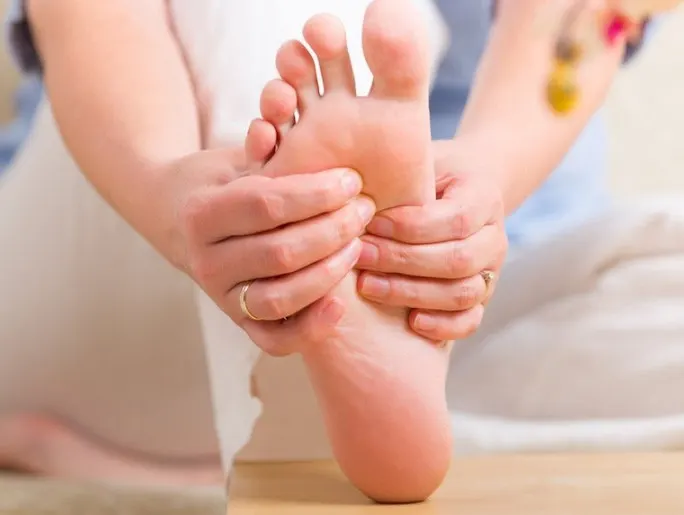 Ảnh: Xoa bóp bàn chân cho Tết tung tăng