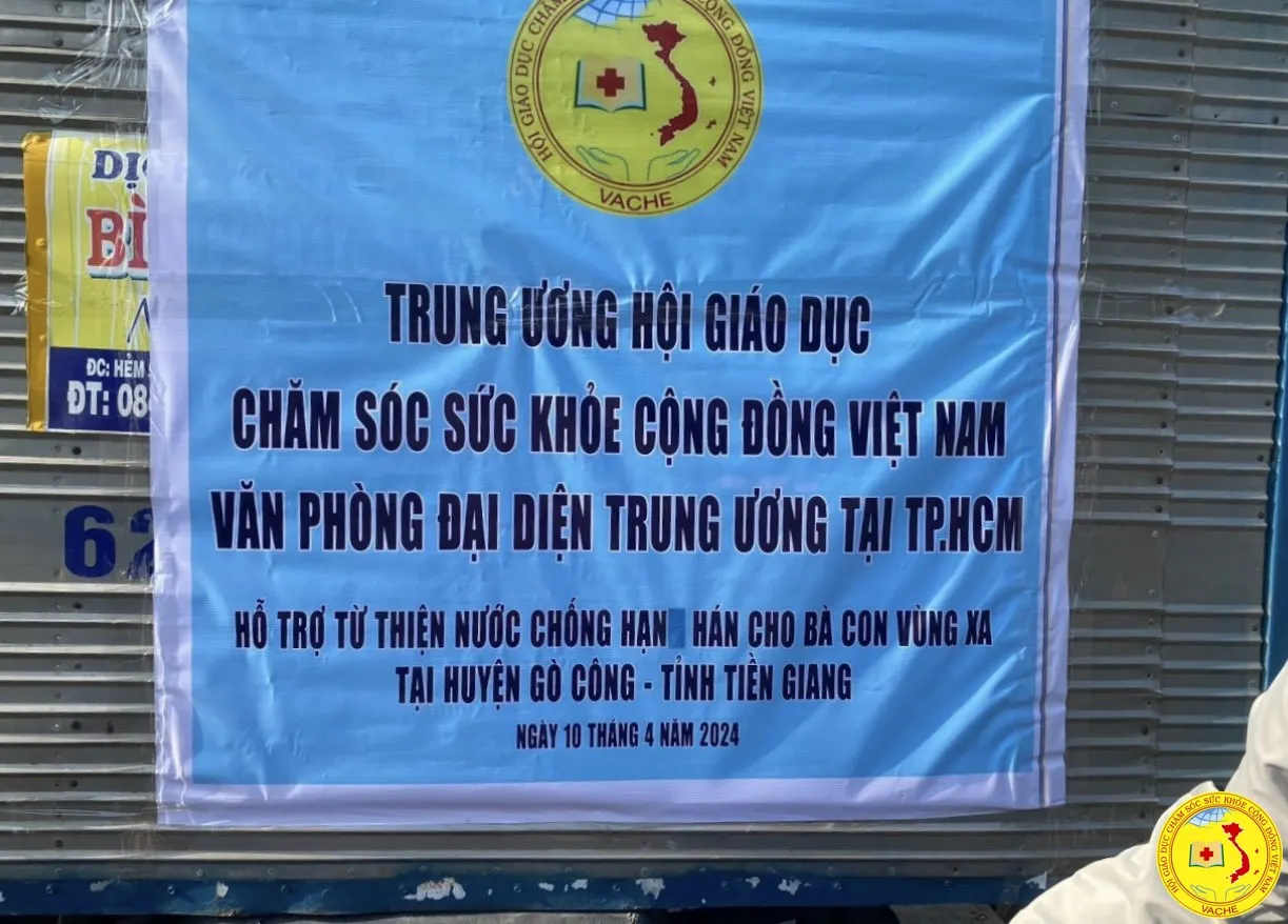 Ảnh: Đoàn thiện nguyện của VPĐD Phía nam TW hội cung cấp nước miễn phí cho bà con bị xâm nhập mặn.