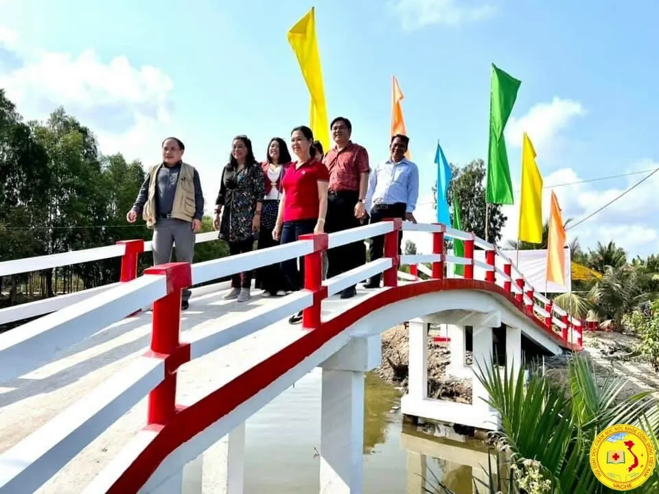 Ảnh: Chi hội GDCSSKCĐ Đường Lê khánh thành cầu từ thiện lương y Lê Ngọc Lam