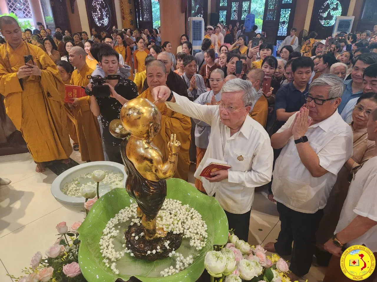 Ảnh: Lãnh đạo VACHE Tham Dự Đại Lễ Phật Đản Phật Lịch 2568 - Vesak 2024 tại Chùa Yên Phú
