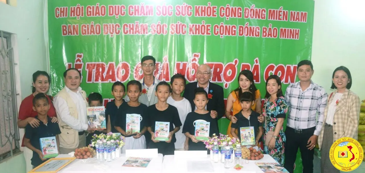 Ảnh: “Tặng quà hỗ trợ bà con có hoàn cảnh khó khăn tại Cần Thơ”