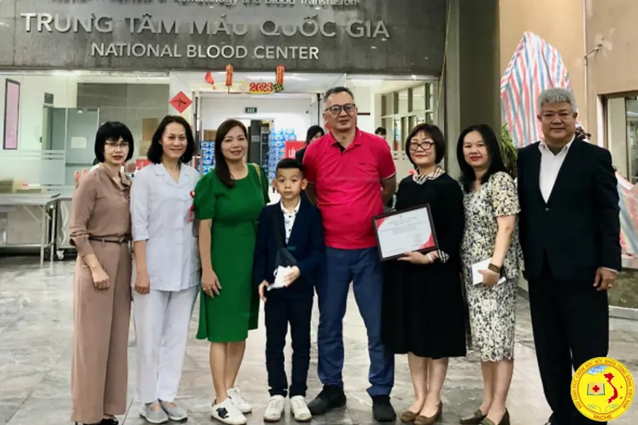Ảnh: Trung tâm GDCSSKCĐ Hà Nội tặng quà bệnh nhân tại Viện huyết học truyền máu Trung Ương