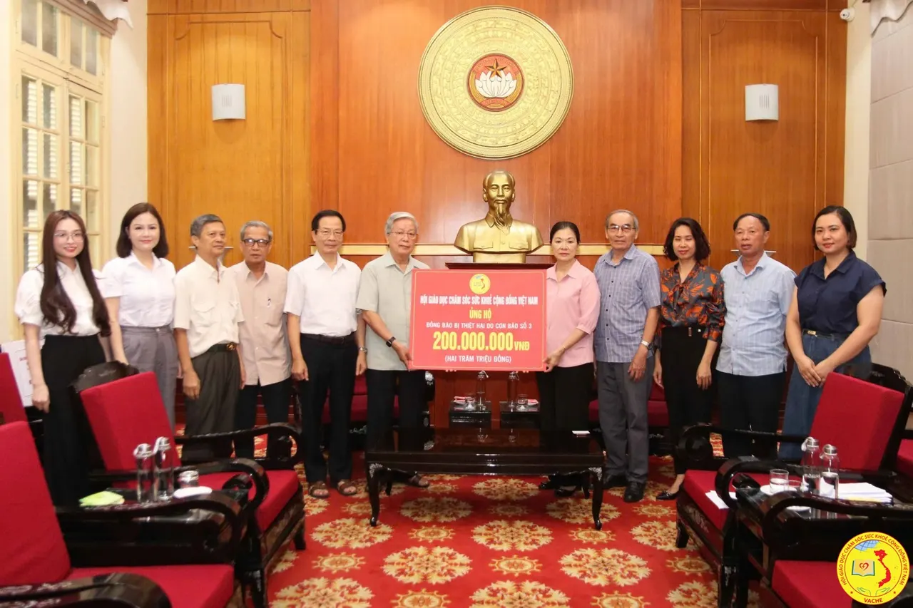 Ảnh: BLĐ hội GDCSSKCĐ Việt Nam trao tặng 200 triệu vnd ( đợt 1) hỗ trợ bà con vùng thiên tai phía bắc
