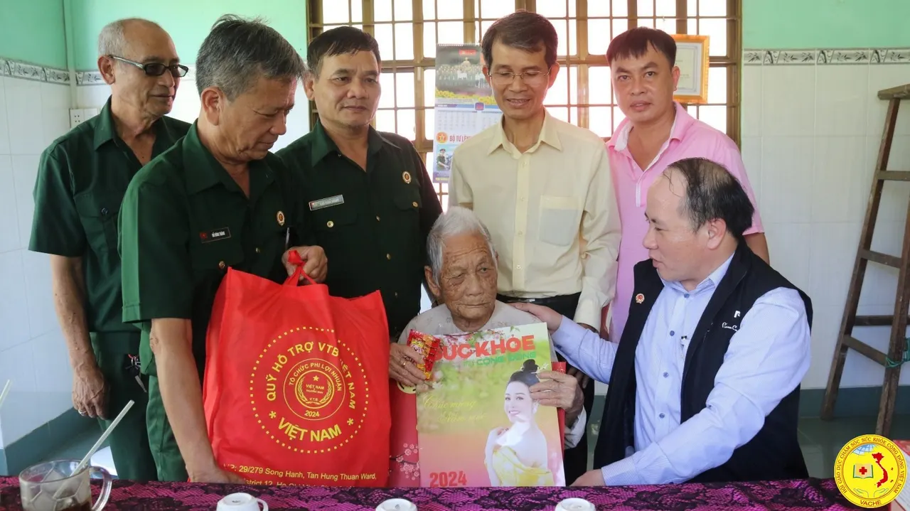 Ảnh: Văn Phòng Đại diện VACHE tại TP. HCM tặng quà cho Mẹ Việt Nam Anh Hùng và Cựu Chiến Binh khó khăn dịp Tết Giáp Thìn 2024
