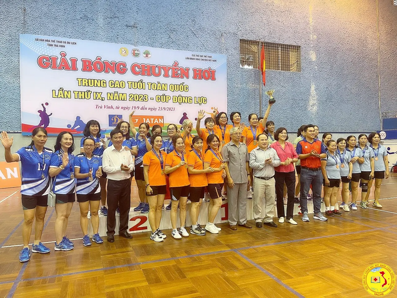 Ảnh: Trung Ương Hội Giáo Dục Chăm Sóc Sức Khoẻ Cộng Đồng Việt Nam tham gia Ban Tổ chức giải Bóng chuyền hơi trung, cao tuổi khu vực phía Nam, tranh cúp Động Lực năm 2023 tại Trà Vinh